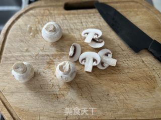 口蘑鲑鱼的做法步骤：1