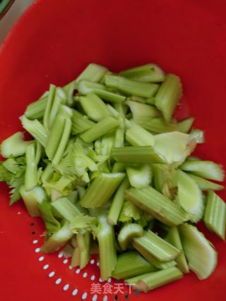 西芹炒虾仁的做法步骤：1