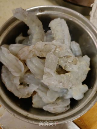 西芹炒虾仁的做法步骤：2