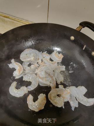 西芹炒虾仁的做法步骤：3