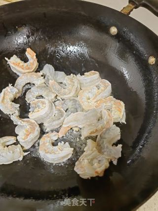 西芹炒虾仁的做法步骤：4
