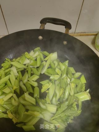 西芹炒虾仁的做法步骤：6