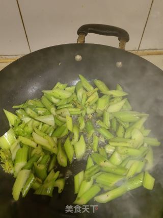 西芹炒虾仁的做法步骤：7