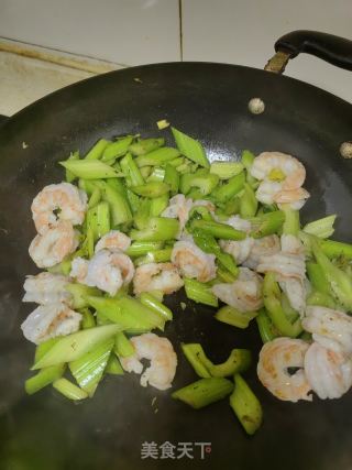 西芹炒虾仁的做法步骤：8