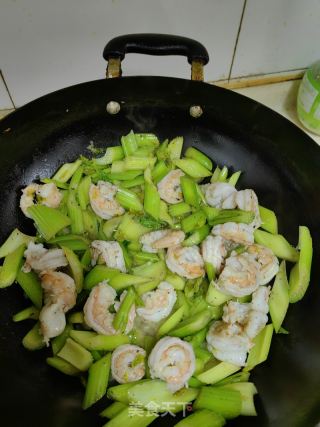西芹炒虾仁的做法步骤：9