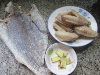 黄鱼鲞烧鸡翅中的做法步骤：1