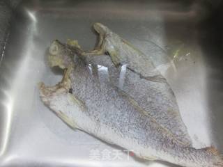 黄鱼鲞烧鸡翅中的做法步骤：2