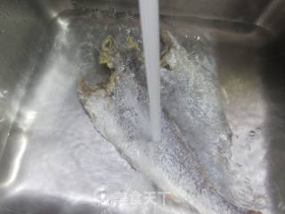 黄鱼鲞烧鸡翅中的做法步骤：3