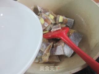 黄鱼鲞烧鸡翅中的做法步骤：7