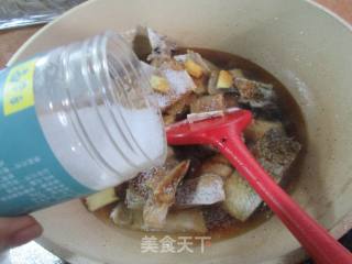 黄鱼鲞烧鸡翅中的做法步骤：11