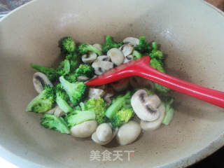 蘑菇炒西兰花的做法步骤：7