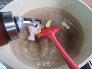 热拌琵琶腿肉菠菜荞麦面的做法步骤：2