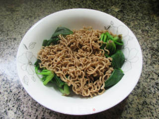 热拌琵琶腿肉菠菜荞麦面的做法步骤：7