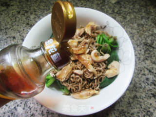 热拌琵琶腿肉菠菜荞麦面的做法步骤：11
