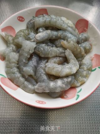 青豆炒虾仁的做法步骤：1