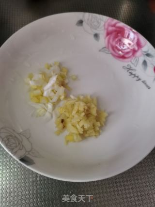 青豆炒虾仁的做法步骤：2