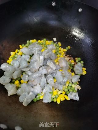 青豆炒虾仁的做法步骤：6