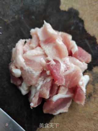 五花肉炒大葱的做法步骤：1