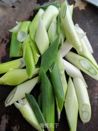 五花肉炒大葱的做法步骤：2