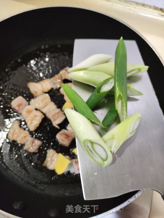 五花肉炒大葱的做法步骤：5