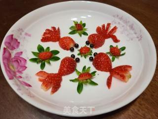 年年有余（草莓盘饰）的做法步骤：8