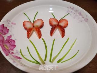 两只蝴蝶～草莓摆盘的做法