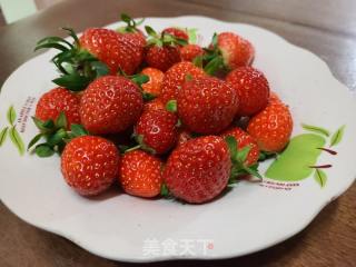 两只蝴蝶～草莓摆盘的做法步骤：1