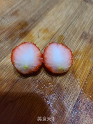 两只蝴蝶～草莓摆盘的做法步骤：2