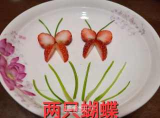 两只蝴蝶～草莓摆盘的做法步骤：8