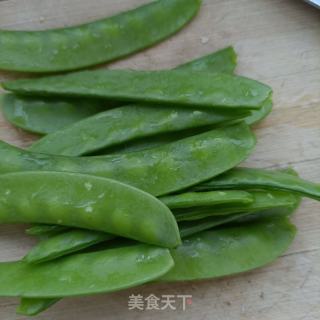 海参鸡蛋炒荷兰豆的做法步骤：1