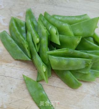 海参鸡蛋炒荷兰豆的做法步骤：2