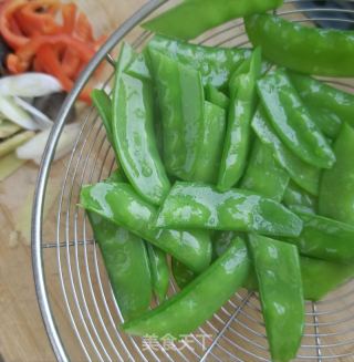 海参鸡蛋炒荷兰豆的做法步骤：7