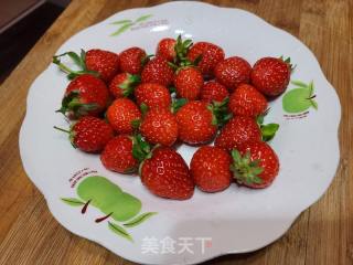 花开富贵～草莓摆盘的做法步骤：2