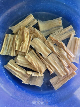 腐竹焖排骨的做法步骤：1