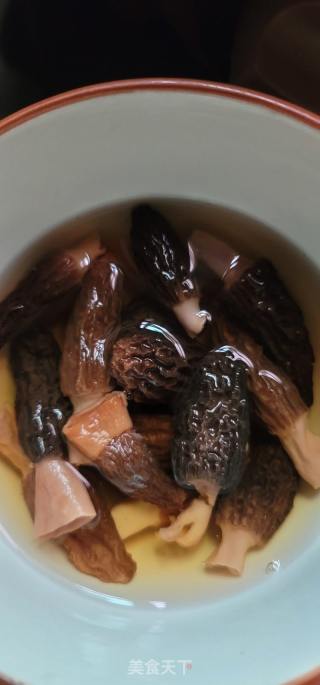 羊肚菌炖鸽子汤的做法步骤：2