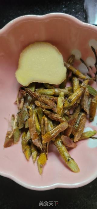 羊肚菌炖鸽子汤的做法步骤：3