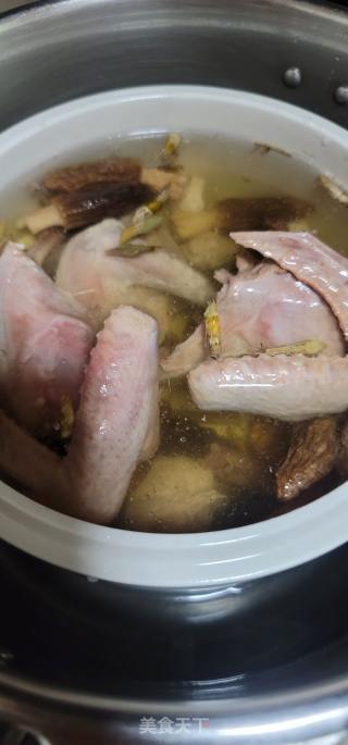 羊肚菌炖鸽子汤的做法步骤：6
