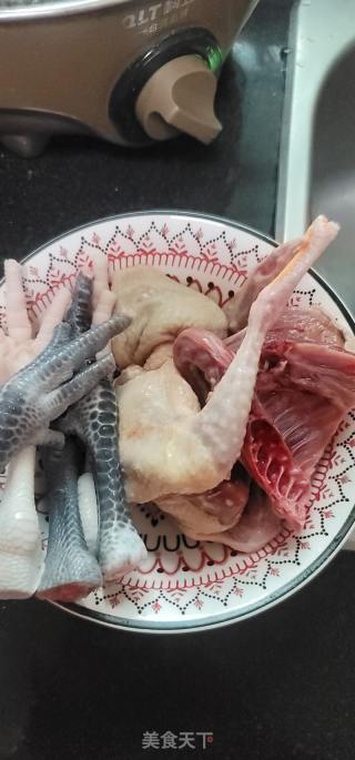 鸽子鸡脚花旗参汤的做法步骤：1