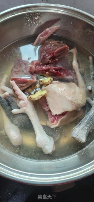 鸽子鸡脚花旗参汤的做法步骤：2