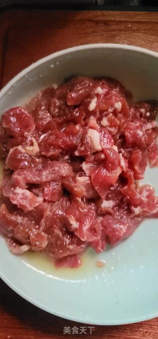 红椒青瓜炒肉片的做法步骤：1