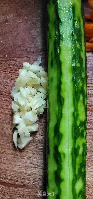 红椒青瓜炒肉片的做法步骤：2