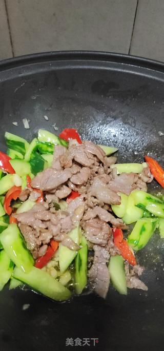 红椒青瓜炒肉片的做法步骤：11