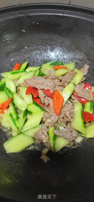 红椒青瓜炒肉片的做法步骤：12