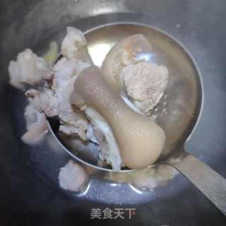 花生莲藕炖猪脚的做法步骤：6