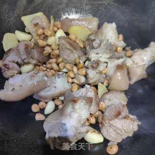 花生莲藕炖猪脚的做法步骤：9