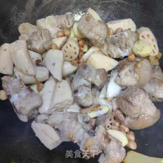 花生莲藕炖猪脚的做法步骤：10