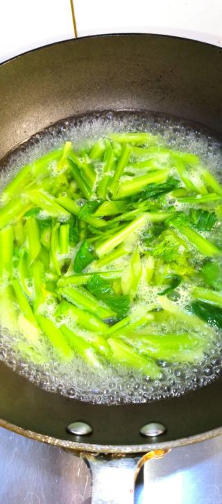 芹菜拌果仁的做法步骤：1