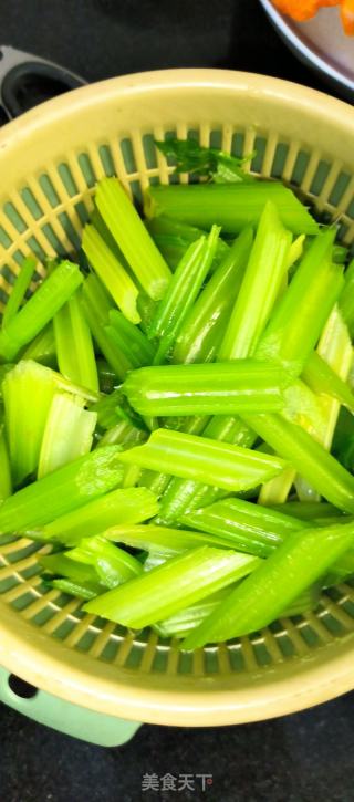 芹菜拌果仁的做法步骤：2
