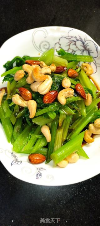 芹菜拌果仁的做法步骤：4