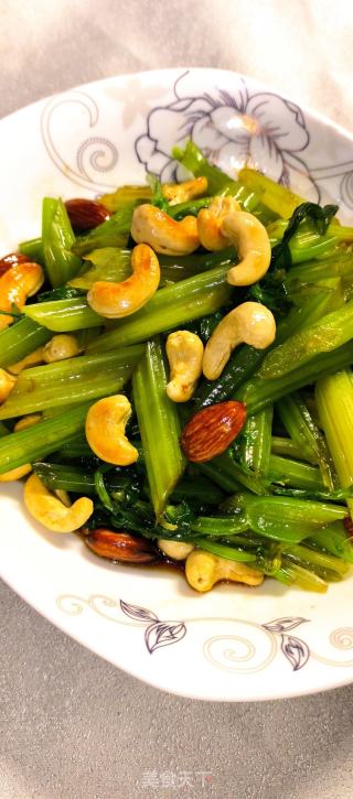 芹菜拌果仁的做法步骤：5